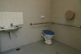 Sinh con trong toilet công viên rồi cho vào túi vứt bỏ