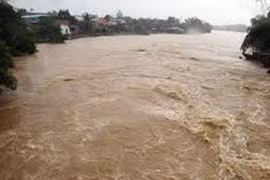 Ba học sinh lớp 12 bị nước lũ cuốn trôi trên đường đi học về