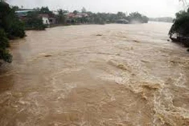 Ba học sinh lớp 12 bị nước lũ cuốn trôi trên đường đi học về