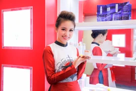 Vân Hugo lạc quan xuất hiện tại sự kiện trước khi ra nước ngoài chữa bệnh ​