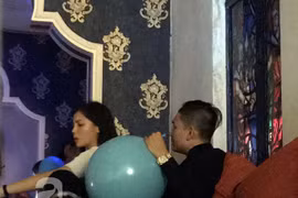 Hoa hậu Kỳ Duyên lại hứng chỉ trích vì hành động phản cảm