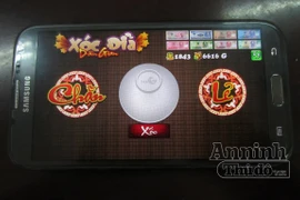 Bắt 14 đối tượng chơi xóc đĩa bằng... điện thoại di động