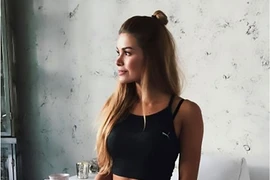 Thủ môn của Liverpool hẹn hò với cô gái tóc vàng nổi tiếng 