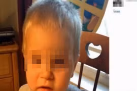 Cậu bé 2 tuổi tử nạn vì cha cất súng hớ hênh