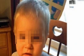 Cậu bé 2 tuổi tử nạn vì cha cất súng hớ hênh