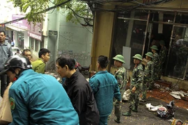 Lửa từ cột điện thiêu rụi hai xưởng gỗ trên đường Đê La Thành