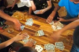 Tham gia đánh bạc, Trưởng phòng LĐ-TB&XH bị cách chức, phạt 35 triệu đồng