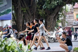 Hà Nội: Số ca F0 tăng dựng đứng từng ngày, người dân vẫn lơ là phòng dịch Covid-19