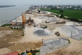 Hà Nội: Loạt doanh nghiệp ngang nhiên vi phạm pháp luật đê điều nhưng chưa được xử lý dứt điểm 