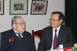 Trao Huy hiệu cao quý cho các Đảng viên lão thành