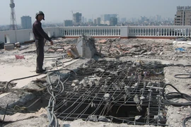 Cắt ngọn xong 3 tầng vượt phép tại 19 Triệu Việt Vương