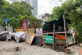 Rào chắn chốt “vùng xanh” ở Hà Nội: Nơi dỡ khẩn trương, nơi bảo phải “duy trì”