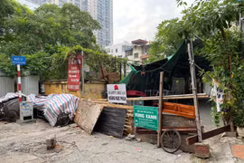 Rào chắn chốt “vùng xanh” ở Hà Nội: Nơi dỡ khẩn trương, nơi bảo phải “duy trì”