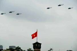 Xem trực thăng, máy bay Casa bay tổng hợp luyện diễu binh, diễu hành ở quảng trường Ba Đình