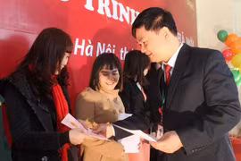 Trao “sổ đỏ” cho khách hàng mua chung cư Dương Nội