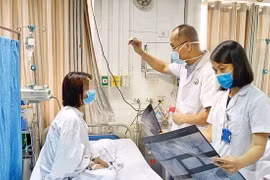 Hy hữu: Cứu nữ nhân viên ngân hàng suýt mù mắt vì tiêm filler, thế giới mới gặp 2-3 ca