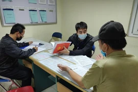 Người Hà Nội xếp hàng từ 4h sáng nộp hồ sơ xóa nợ sổ đỏ vì giá đất sắp tăng chóng mặt