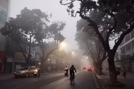 Hà Nội sương mù phủ kín như Sa Pa, kéo dài đến trước khi đón không khí lạnh vào giáp Tết