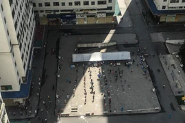 [ẢNH] Cư dân khu chung cư đông đúc nhất Thủ đô đội nắng chờ xét nghiệm Covid-19