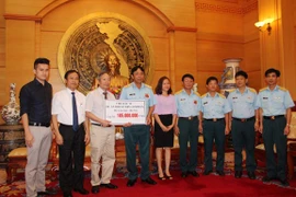 Ủng hộ 105 triệu đồng tới người nhà chiến sỹ vụ rơi máy bay