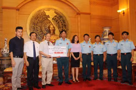 Ủng hộ 105 triệu đồng tới người nhà chiến sỹ vụ rơi máy bay