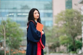 Nữ sinh chuyên Văn THPT chuyên Hà Nội Amsterdam thủ khoa tốt nghiệp THPT với 2 điểm 10 tuyệt đối