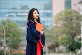 Nữ sinh chuyên Văn THPT chuyên Hà Nội Amsterdam thủ khoa tốt nghiệp THPT với 2 điểm 10 tuyệt đối