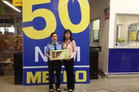 Nhân viên siêu thị trả lại tài sản cho khách hàng