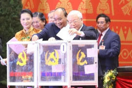 Các đại biểu bỏ phiếu bầu 200 Ủy viên Ban Chấp hành Trung ương khóa XIII