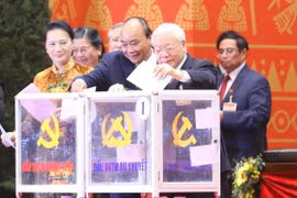 Các đại biểu bỏ phiếu bầu 200 Ủy viên Ban Chấp hành Trung ương khóa XIII