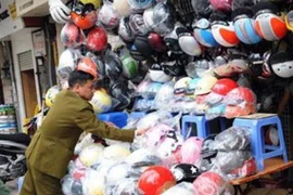 Chưa phạt người đội mũ bảo hiểm kém chất lượng