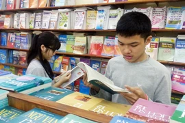 Các chuyên gia giáo dục lắc đầu kêu... đắt (!?)