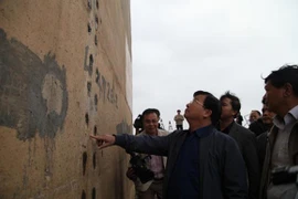 Bộ trưởng Bộ Xây dựng kiểm tra vết nứt trụ cầu Vĩnh Tuy