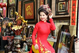 Hoa hậu Lê Thanh Thúy rạng ngời dạo phố ông đồ