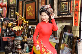 Hoa hậu Lê Thanh Thúy rạng ngời dạo phố ông đồ