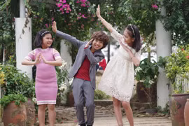 "Hoàng tử bé" Gia Khiêm xuống phố đón xuân cùng các ngôi sao nhí