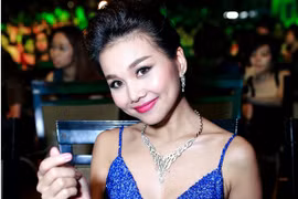 Siêu mẫu Thanh Hằng gây bất ngờ khi đi… chân đất dự sự kiện