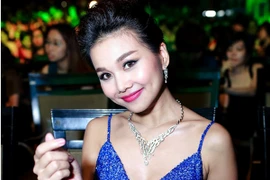 Siêu mẫu Thanh Hằng gây bất ngờ khi đi… chân đất dự sự kiện