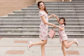 Hoa hậu Ngọc Diễn diện đồ đôi gợi cảm cùng con gái xuống phố