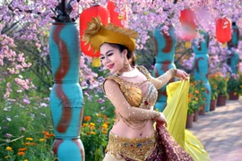 "Cô gái vàng" bellydance Đỗ Hồng Hạnh quyến rũ trong bộ ảnh xuân