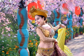 "Cô gái vàng" bellydance Đỗ Hồng Hạnh quyến rũ trong bộ ảnh xuân