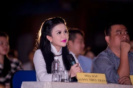 Hoa hậu Janny Thuỷ Trần rạng ngời trên "ghế nóng"