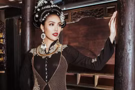 Lan Khuê đài các trong bộ sưu tập "Đào - Mai" của NTK Võ Việt Chung