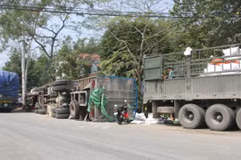 Hú vía vụ lật xe tải chở hàng