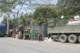 Hú vía vụ lật xe tải chở hàng