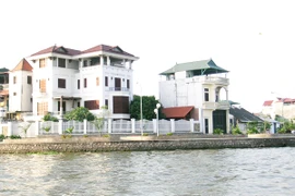 Không xây dựng thêm công trình sát hồ Tây