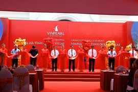 Phó Thủ Tướng Vương Đình Huệ cắt băng khai trương tại buổi lễ