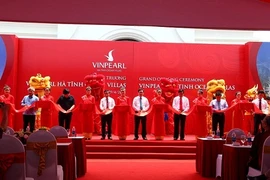 Phó Thủ Tướng Vương Đình Huệ cắt băng khai trương tại buổi lễ