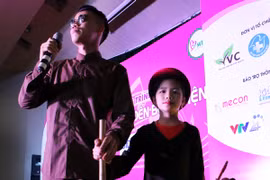 "Thần đồng" Võ Hương Giang dắt cha đi hát Xẩm