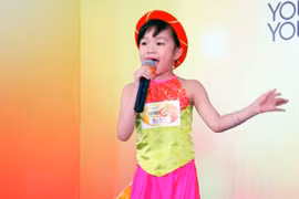 "Thần đồng hát xẩm" Võ Hương Giang đem nghệ thuật truyền thống vào bệnh viện